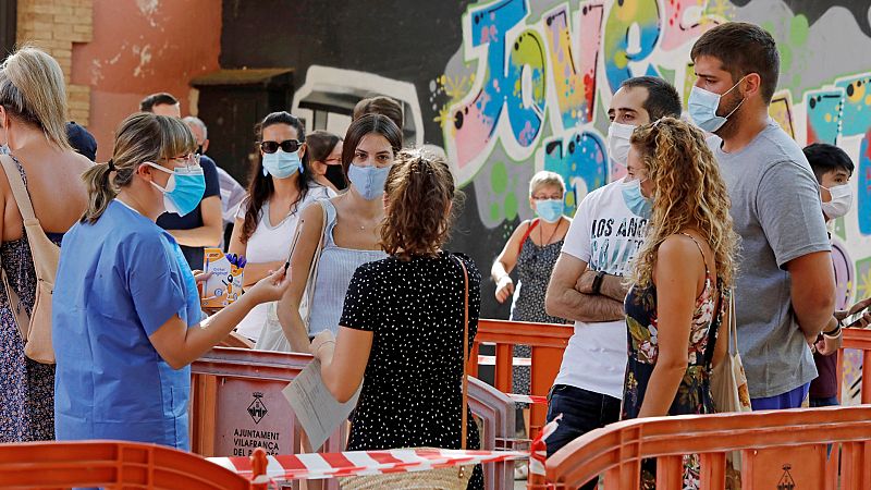 Boletines RNE - Más de 8.000 nuevos contagios durante el fin de semana y 675 brotes activos - Escuchar ahora