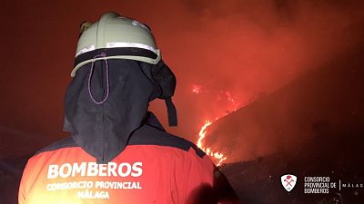 Espaa a las 8 Fin de Semana - Desalojados 50 vecinos de dos urbanizaciones por un incendio en Mlaga - Escuchar ahora