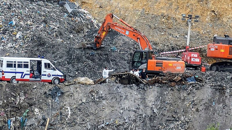 Boletines RNE - Encuentran restos óseos en la zona del derrumbe del vertedero de Zaldívar - Escuchar ahora 