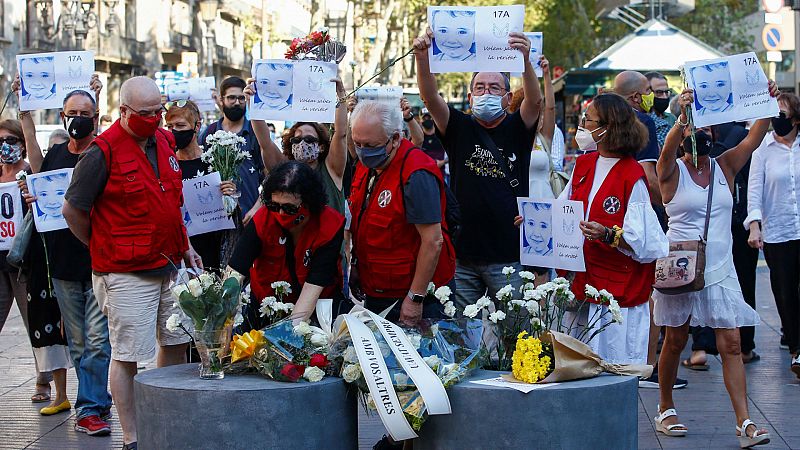 14 horas - Música y flores en el homenaje a las víctimas de los atentados yihadistas de Cataluña - Escuchar ahora