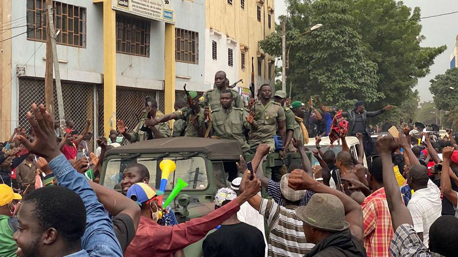  Boletines RNE - Los militares golpistas garantizan elecciones en Mali tras la renuncia del presidente - Escuchar ahora