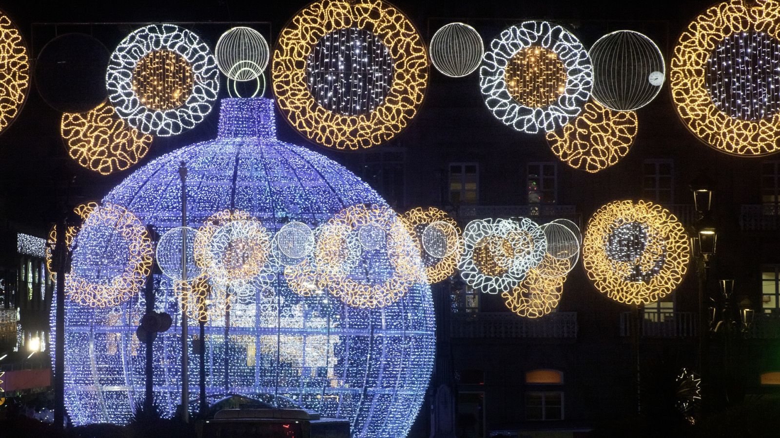 Por tres razones - Vigo se prepara para Navidad- 19/08/20 - escuchar ahora