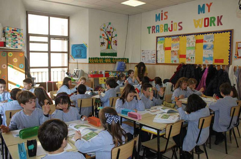  Boletines RNE - La OMS apuesta por la apertura de los colegios - Escuchar ahora