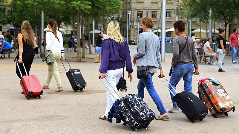  Boletines RNE - Caen un 73% las pernoctaciones hoteleras en julio en España - Escuchar ahora