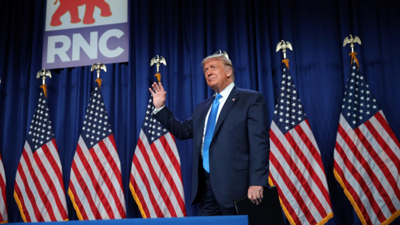  24 horas - Trump aparece por sorpresa en la conveción republicana y un grupo está dispuesto a apoyar a Biden  - Escuchar ahora 