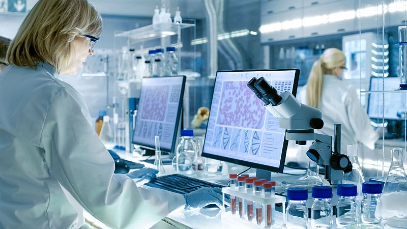  Boletines RNE - Una farmacéutica del Reino Unido comienza los ensayos de un tratamientro contra la COVID-19 - Escuchar ahora