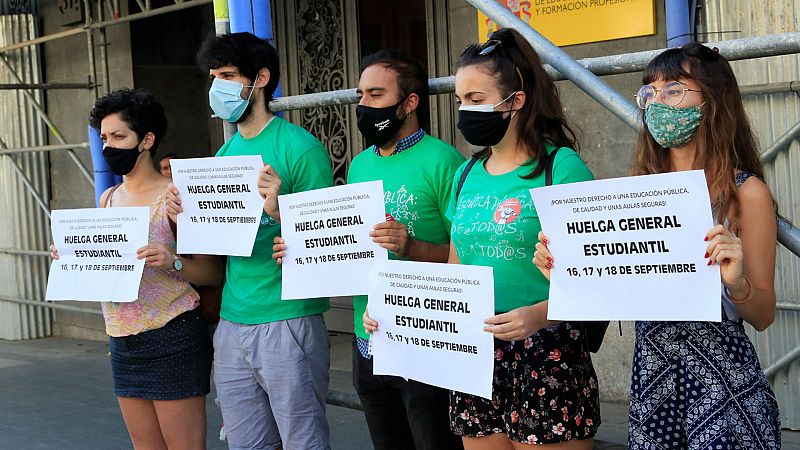 Boletines RNE -  Huelga estudiantil en septiembre por lo que consideran pasividad del Ministerio de Educación - Escuchar ahora