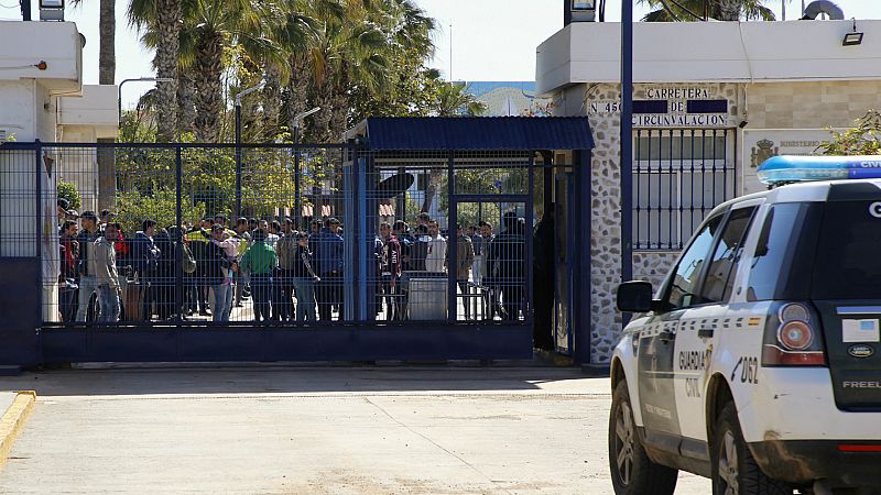 24 horas - Las protestas por el hacinamiento en el CETI de Melilla acaban con varios detenidos y tres policías heridos - Escuchar ahora