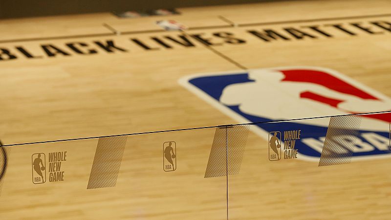 Boletines RNE - Los jugadores de la NBA seguirán jugando los playoffs tras el boicot antirracista - Escuchar ahora