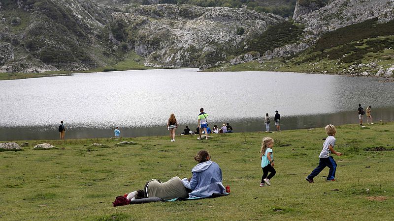  Boletines RNE - Asturias retrasa el inicio del curso al 22 de septiembre para hacer test a los profesores - Escuchar ahora