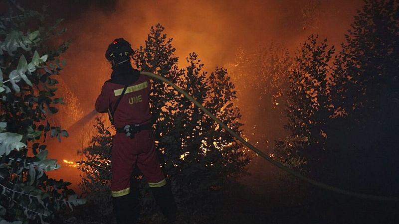 14 horas fin de semana - Cerca de 500 personas han sido desalojadas por el incendio de Almonaster en Huelva - Escuchar ahora 