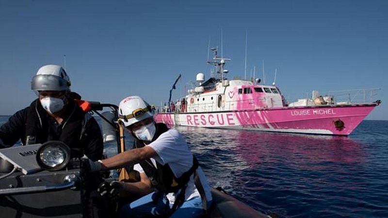 14 horas fin de semana - El barco humanitario financiado por Banksy pide ayuda con 219 migrantes a bordo - Escuchar ahora