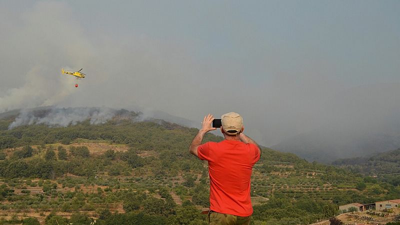24 horas fin de semana - Los dos incendios de la provincia de Cáceres siguen activos y fuera de control - Escuchar ahora 