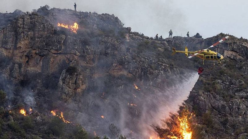 14 horas fin de semana - El incendio forestal entre Mula y Bullas tiene un frente abierto de seis kilómetros - Escuchar ahora  
