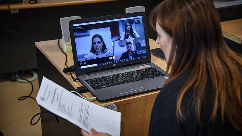  Todo noticias mañana - La ley de teletrabajo excluye al personal laboral público - Escuchar ahora