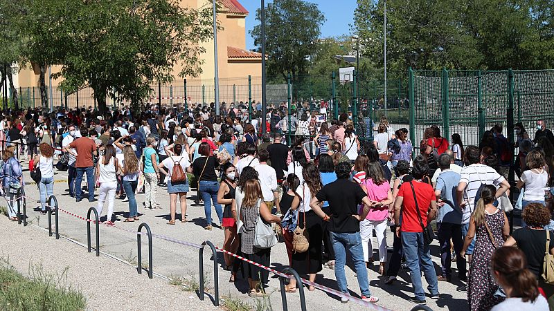 24 horas - Madrid suspende las pruebas masivas a profesores ante el caos a las puertas de los colegios - Escuchar ahora