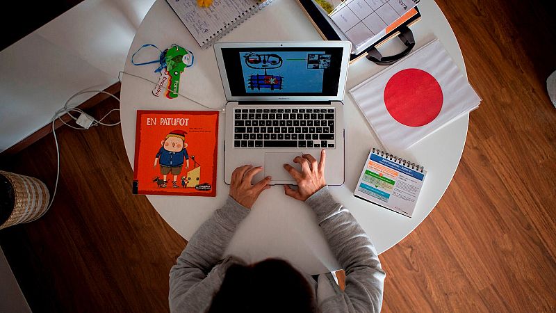 España a las 8 Fin de Semana - La baja laboral podría extenderse a los padres que deban guardar cuarentena - Escuchar ahora