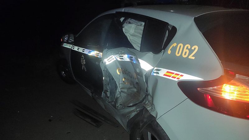  Boletines RNE - Dos Guardias Civiles heridos al ser embestidos por un vehículo que transportaba droga en Estepona - Escuchar ahora