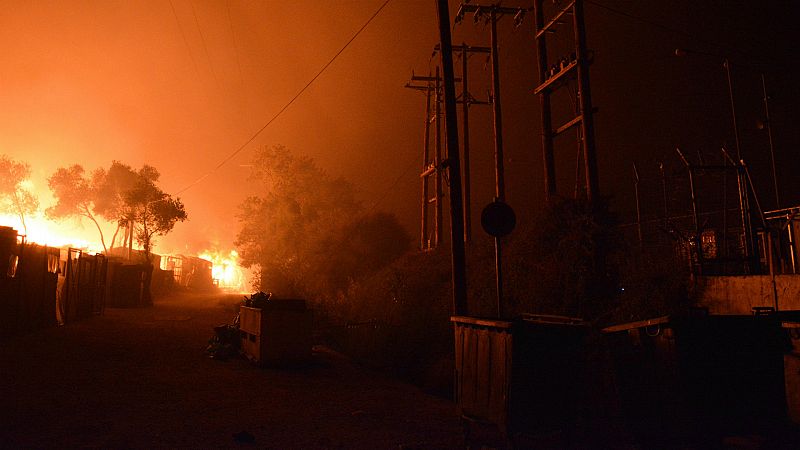 14 horas - Un incendio destruye el campo de refugiados de Moria, el mayor de Europa - Escúchalo en RNE