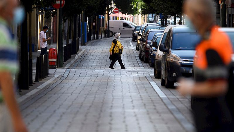 España a las 8 Fin de Semana - Unos 6.500 vecinos amanecen confinados en un barrio de Torrelavega tras el aumento de casos - Escuchar ahora