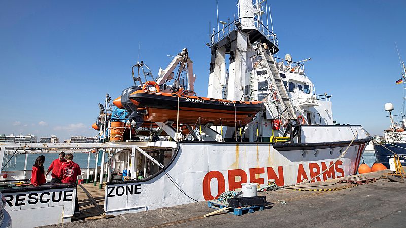 24 horas - 75 migrantes rescatados por el Open Arms intentan alcanzar la costa italiana a nado - Escuchar ahora