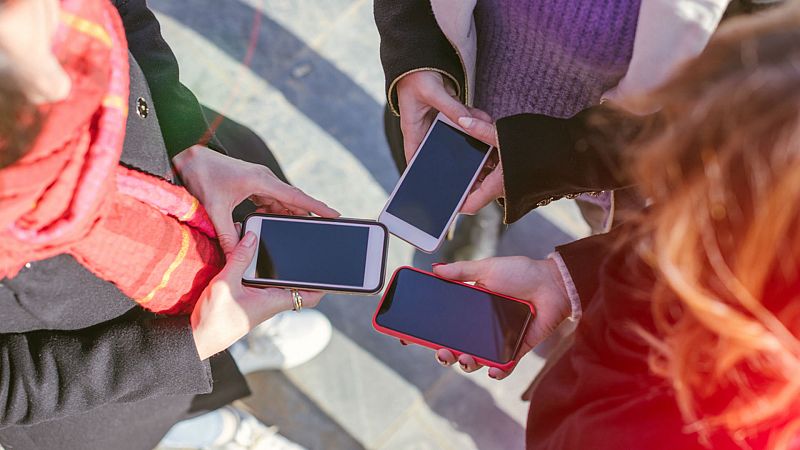 Boletines RNE - 7 de cada 10 menores consume pornografía según Save the Children - Escuchar ahora