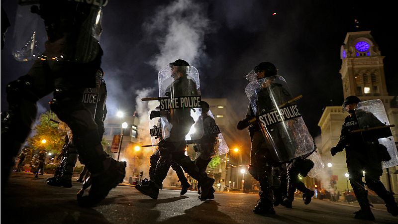 Más cerca - Disturbios y protestas en Estados Unidos contra la exculpación de tres policías que mataron a una joven negra en Kentucky - Escuchar ahora