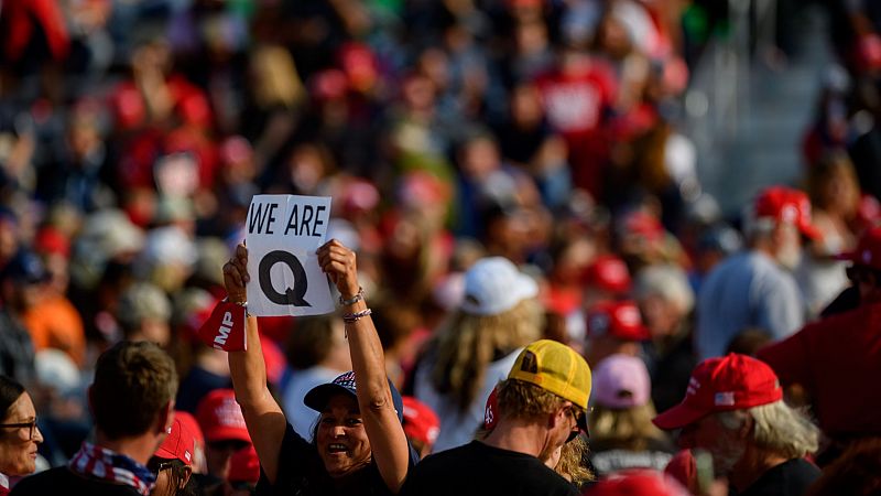 Reportajes 5 Continentes - QAnon, el movimiento conspiranoico que respalda a Trump - Escuchar ahora  