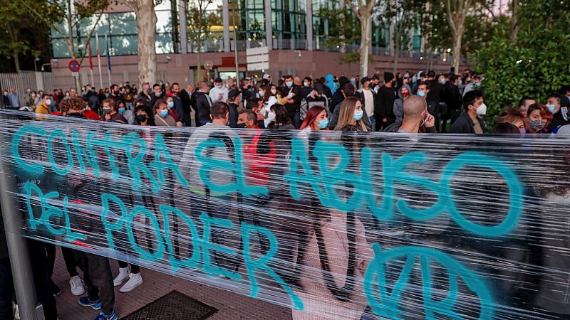España a las 8 Fin de Semana - Cientos de personas protestan contra los confinamientos selectivos frente a la Asamblea de Madrid - Escuchar ahora