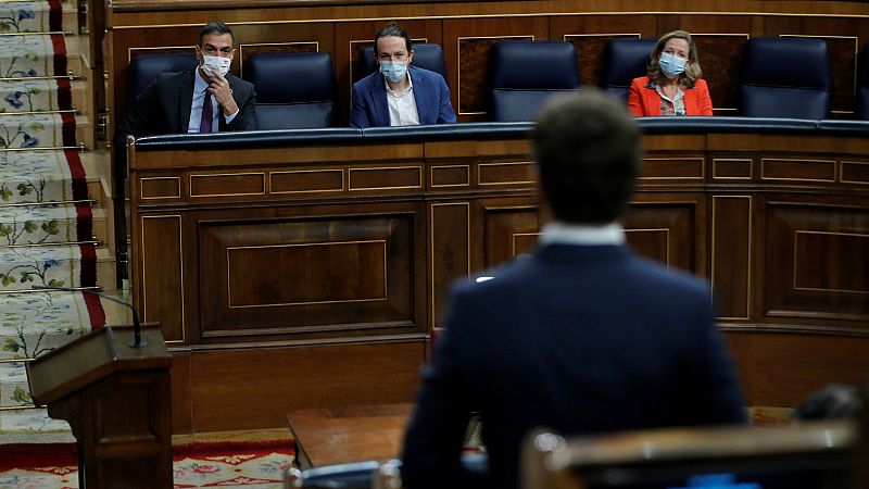 Boletines RNE - Sánchez afea a Casado que se invente "amenazas ficticias" contra el rey  - Escuchar ahora