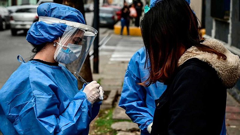 Boletines RNE - 177 fallecidos en 24 horas con COVID-19 y Sanidad añade 11.000 contagios al cómputo global - Escuchar ahora