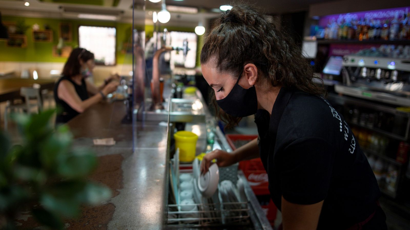 Boletines RNE - El paro se reduce en 26.329 personas en septiembre a pesar de la pandemia - Escuchar ahora