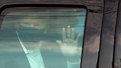 Trump escenifica su mejora con un paseo en coche alrededor del hospital: "He aprendido mucho del coronavirus" - Escuchar ahora