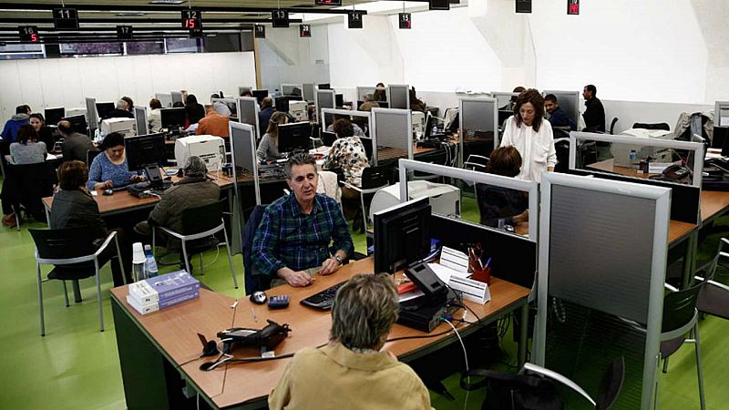  Las mañanas de RNE con Íñigo Alfonso - Santiago Carbó: "Reformar la Administración ayudaría a evitar recortes o subida de impuestos" - Escuchar ahora