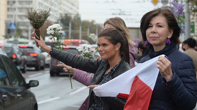 Reportajes 5 Continentes - Las mujeres bielorrusas en primera línea contra Lukashenko - ESCUCHAR AHORA