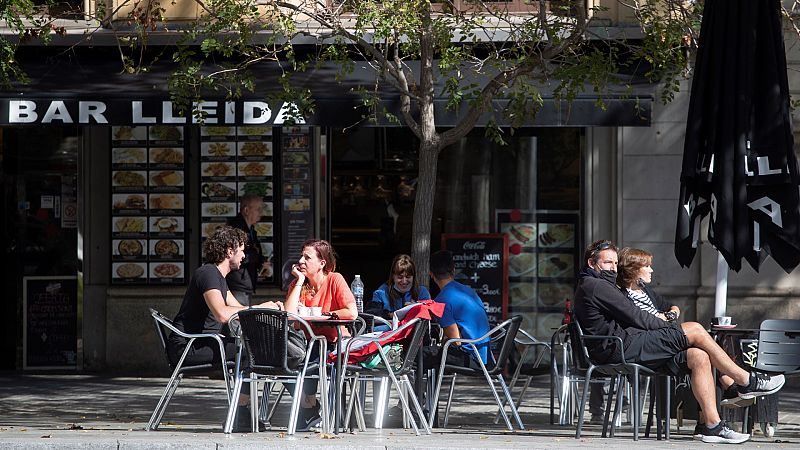 Boletines RNE - Cierre de bares y restaurantes en Cataluña a la espera del aval judicial - Escuchar ahora