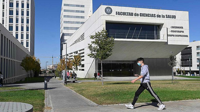  Las Maañanas de RNE con Íñigo Alfonso - Los estudiantes de Granada se manifiestan contra la suspensión de las clases presenciales: "Nos molesta que no se ponga el foco en los bares y sí en la Universidad" - Escuchar ahora
