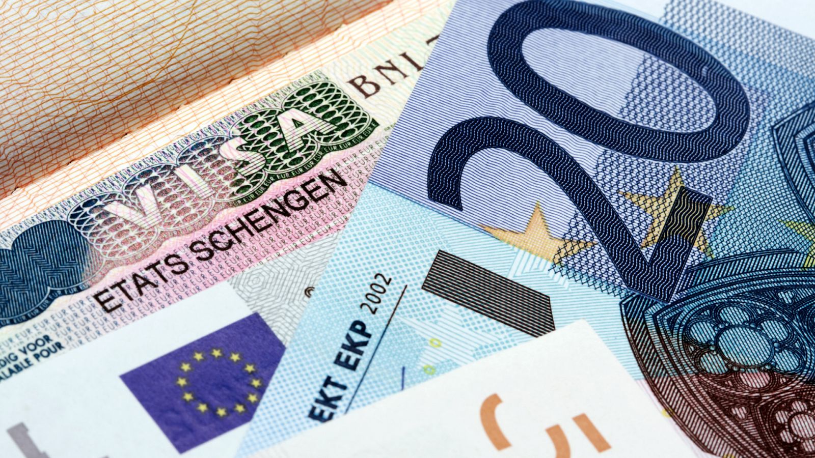 Europa abierta - 'Golden visa': la sospechosa práctica de conseguir la residencia con dinero - escuchar ahora