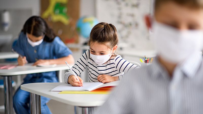 Más cerca - Las aulas suspenden en ventilación y bienestar - Escuchar ahora