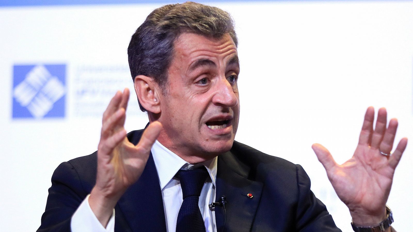  14 horas - Sarkozy, acusado de organización criminal por la financiación irregular de su partido en la campaña electoral que le llevó al Elíseo - Escuchar ahora