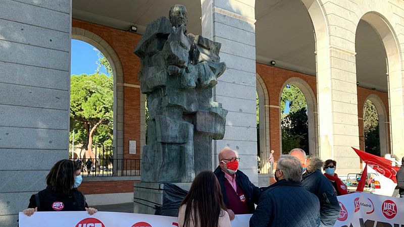 14 horas - Líderes de UGT limpian la estatua de Largo Caballero y piden al Ayuntamiento de Madrid que la proteja de actos vandálicos - Escuchar ahora