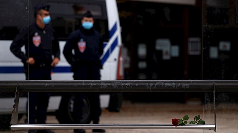 Boletines RNE - Nueve detenidos por su presunta relación con el asesinato terrorista de un profesor en París - Escuchar ahora