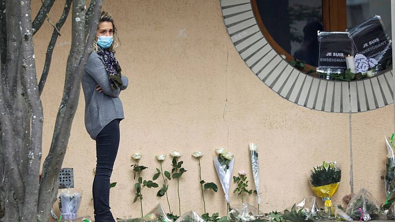 Informativos fin de semana - 20 horas - Manifestación de repulsa en París por el asesinato del profesor este domingo - Escuchar ahora 