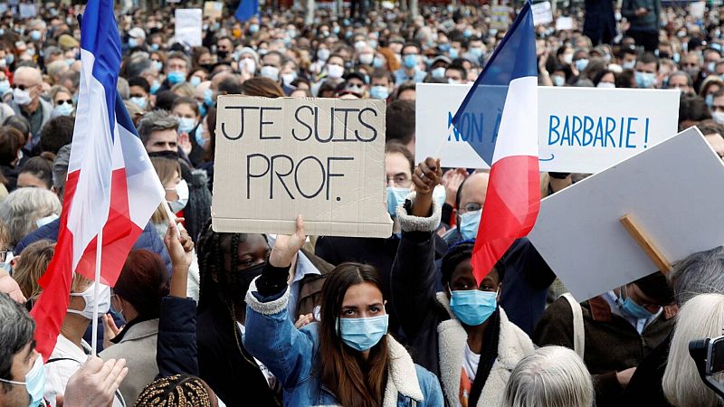 Informativos fin de semana - 20 horas - Manifestación multitudinaria en París por el profesor decapitado - Escuchar ahora