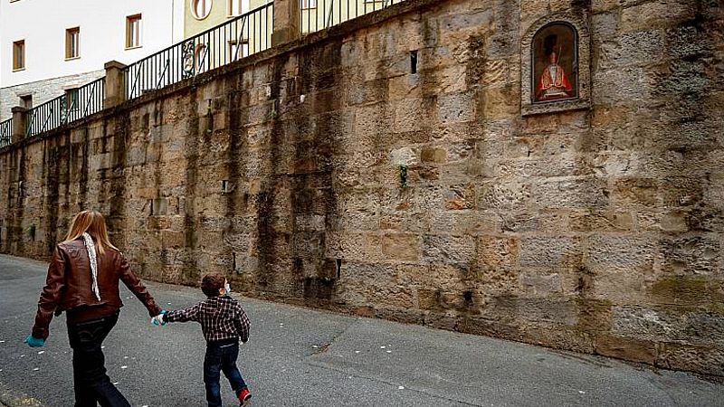 24 horas - El Gobierno foral confina Navarra, suspende la actividad hostelera y restringe las reuniones solo a convivientes - Escuchar ahora