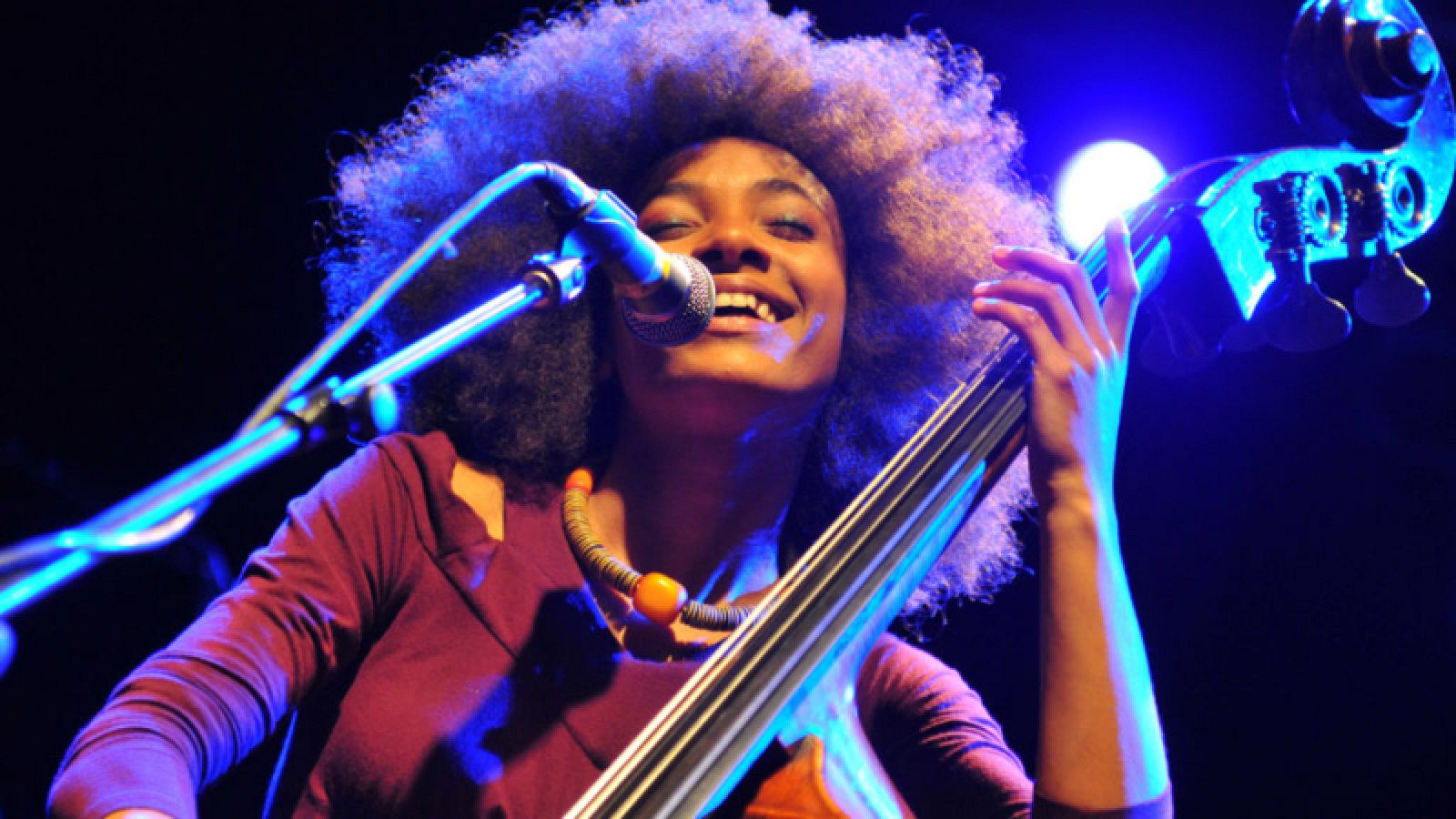 Próxima parada - Esperanza Spalding & Michael Frank y Gil Scott-Heron - 30/10/20 - escuchar ahora