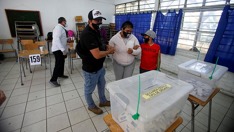 Reportajes 5 Continentes - Los chilenos deciden este domingo si cambian de Constitución  - Escuchar ahora 