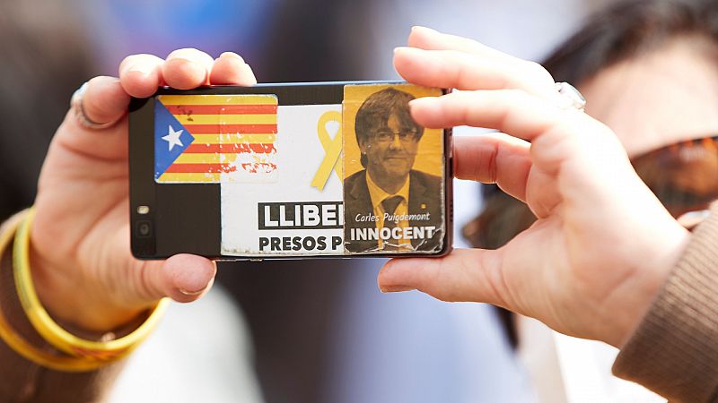 Boletines RNE - El juez sospecha que Rusia ofreci� militares y dinero a Puigdemont d�as antes de la declaraci�n unilateral de independencia - Escuchar ahora