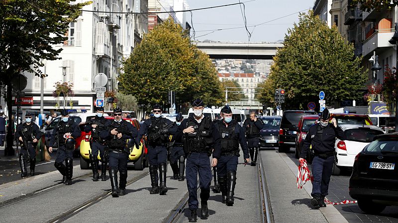 Boletines RNE - Un ataque terrorista en una iglesia de Niza deja tres muertos - Escuchar ahora