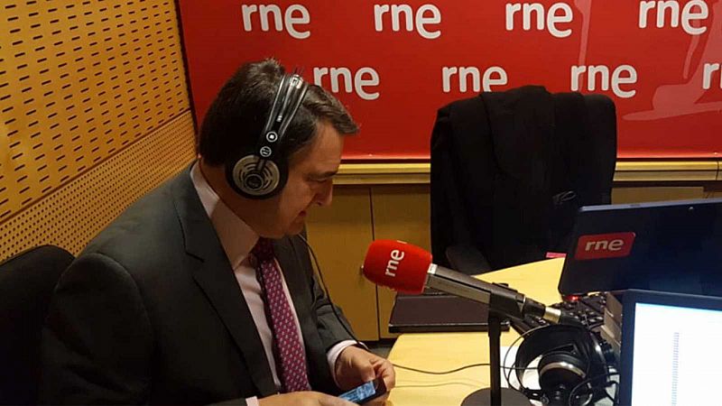 Parlamento - Radio 5 - Aitor Esteban (PNV): "El impuesto al diésel es un mensaje malo hacia el consumidor, que puede perjudicar más que beneficiar a la industria" - Escuchar ahora